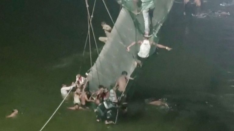 VIDEO | Un pod pe care se aflau sute de persoane s-a prăbuşit în India; 68 de morţi, conform bilanţului provizoriu