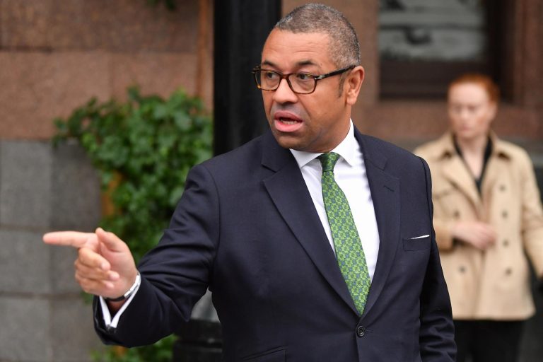 Ministrul britanic de Externe James Cleverly avertizează că vor exista ”consecinţele grave” pentru Rusia dacă va folosi arme nucleare în Ucraina