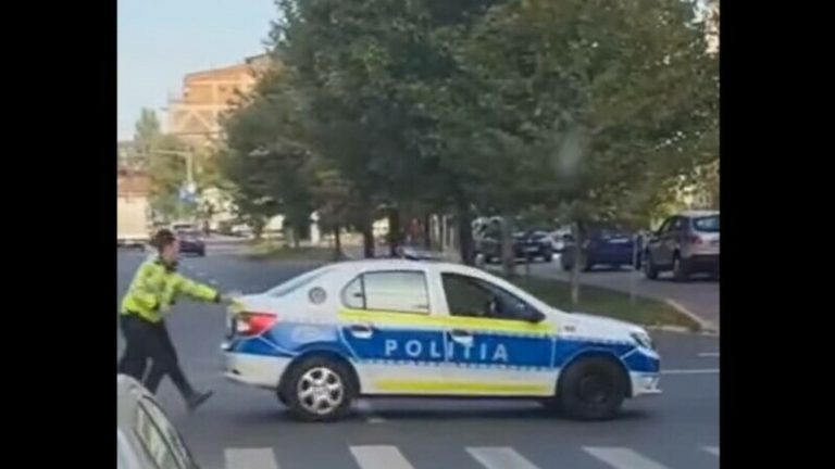 VIDEO | Sindicatul Europol publică imagini cu doi poliţişti care împing maşina de serviciu: Pentru că tot întreba lumea de ce avem nevoie de autoturisme noi