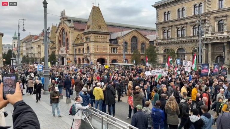 Mii de oameni au protestat la Budapesta pentru salarii mai mari în educație și stoparea creșterii inflației