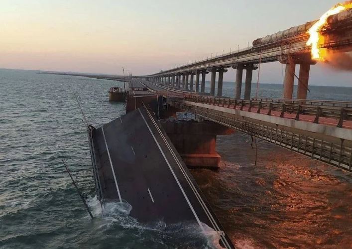 Traficul se reia pe podul ce leagă Crimeea de Rusia, avariat de o explozie