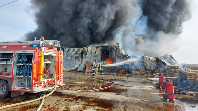 Ilfov | Incendiu puternic la un depozit din Voluntari