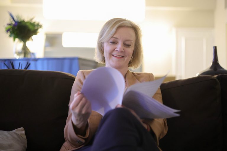 Liz Truss demisionează din funcţia de premier al Marii Britanii, după doar 45 de zile de la învestire