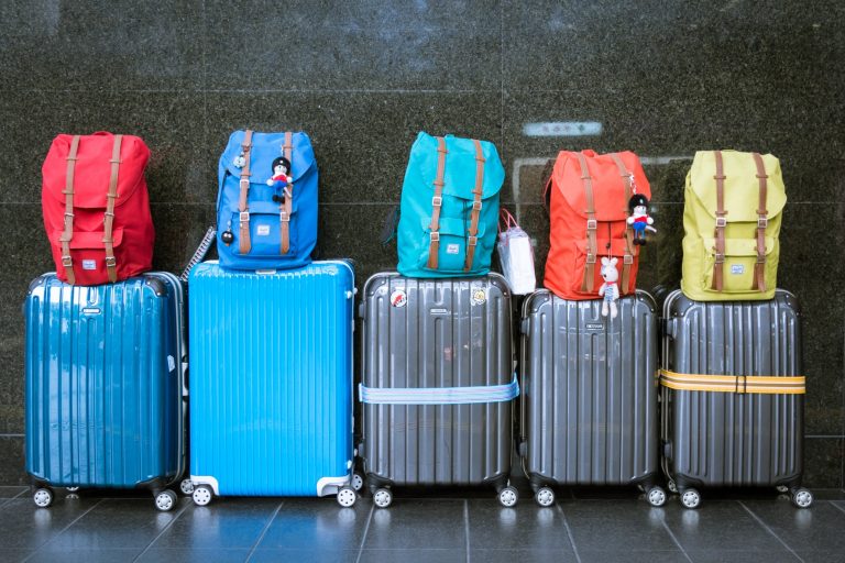 Reguli noi pe aeroporturile din București: Pasagerii pot avea lichide de până la doi litri în bagajul de mână