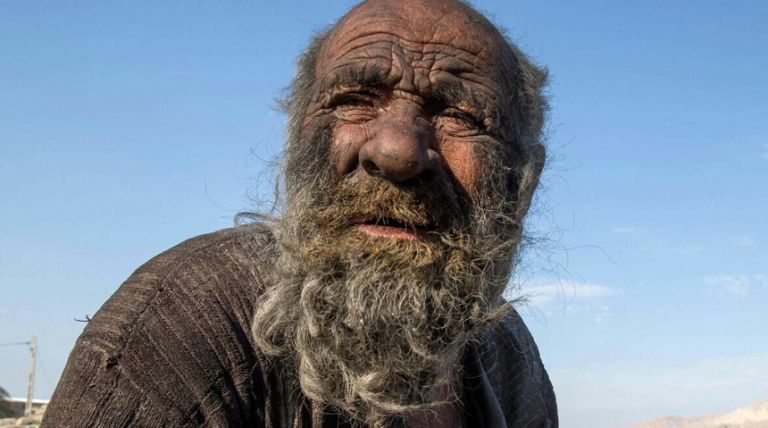 „Cel mai murdar om din lume”, iranianul Amou Haji, a murit la vârsta de 94 de ani