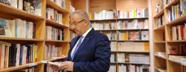 Înainte de discuția lămuritoare cu premierul, Dîncu scrie dintr-o librărie bruxelleză, pentru „idioți”, „cretini”, „proști”, „mediocri”