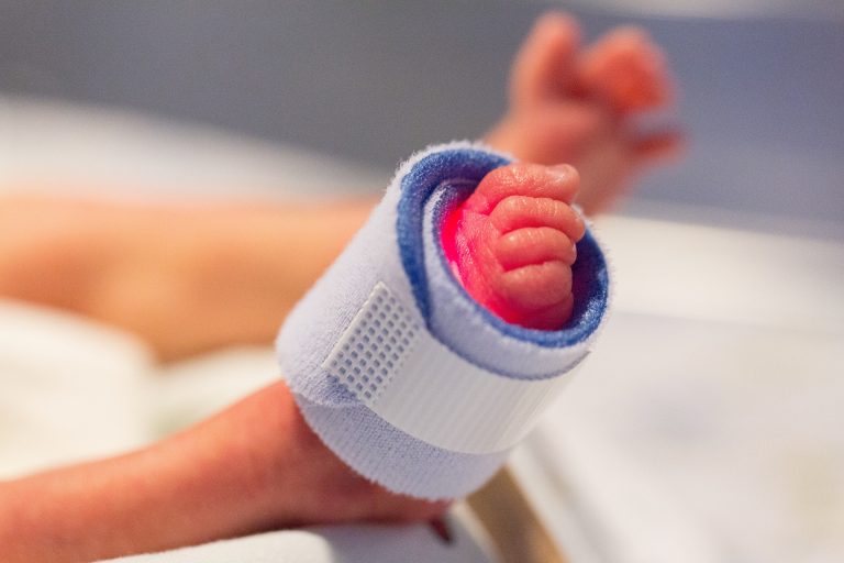 Medic de la Maternitatea Polizu, acuzat că ar fi lăsat copii născuţi prematur să moară
