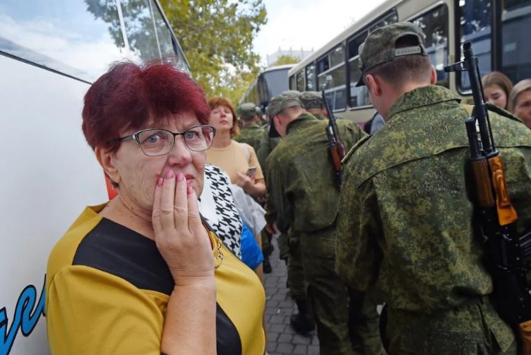 VIDEO | Adevăratul cost al războiului Rusiei. De ce îi împedică Putin pe ruși să-și plângă apropiații care se întorc acasă în sicrie de zinc