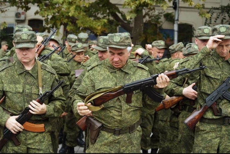 Armata rusă se bazează tot mai mult pe „bunici”. Soldații din linia întâi se plâng de randamentul lor