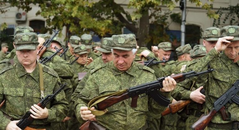 The Guardian | Noi interceptări ale unor apeluri telefonice ale unor militari ruşi pe front în Ucraina: „Ei au autorizat să fim masacraţi”