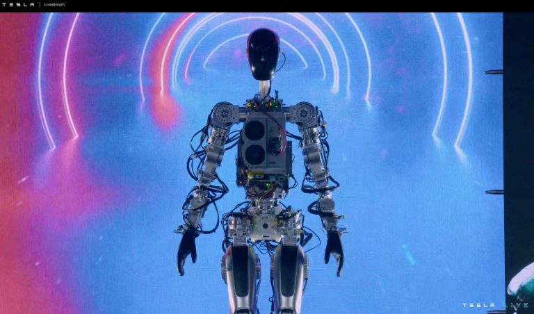 Elon Musk l-a prezentat pe „Optimus”. Robotul umanoid la un preț popular și produs în milioane de exemplare