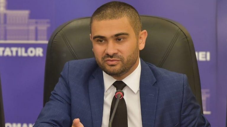 Florin Manole (PSD), despre postarea lui Vasile Dîncu din bibliotecă: Cu toată colegialitatea pentru domnul Dîncu, cuvintele acestea sunt cam tari
