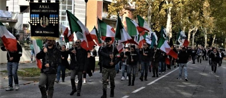 Sute de nostalgici ai dictatorului Benito Mussolini au sărbătorit centenarul ”Marşului către Roma”, defilând în oraşul natal al lui Il Duce