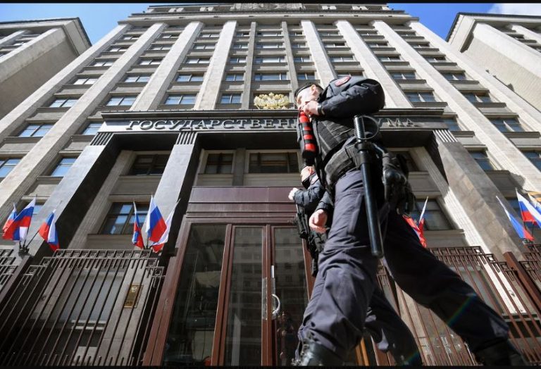 INFO RUSIA | Protest cu Orwell / Băncile pleacă / Rușii, tot mai puțin solvabili / Cuplurile mixte / Comisie pentru administrarea jafului