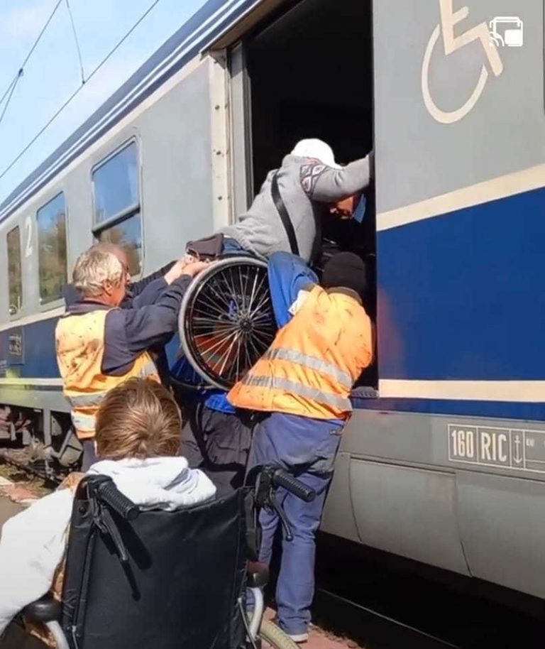 Senator: Cum arată cinismul în România – persoanele cu dizabilităţi primesc gratuit 6 călătorii cu trenul, dar nu se pot urca în el