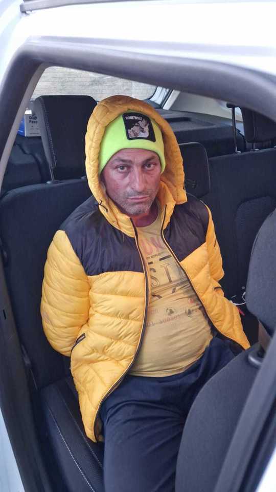 Cele două fete, de 10 şi 12 ani, luate de un prieten al concubinului mamei, au fost agresate sexual de către bărbat, care şi-a recunoscut fapta