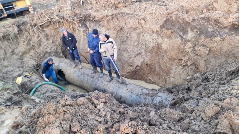 Avarie majoră la reţeaua de apă potabilă din Câmpulung Muscel, cel mai probabil din cauza cutremurului de joi