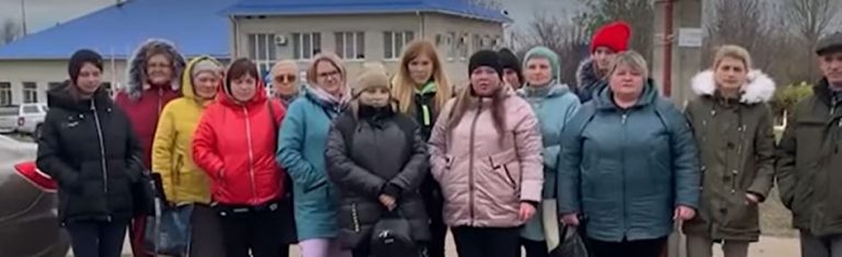 VIDEO | „S-au târât de sub cadavre”. Mame, soții, surori de mobilizați îi cer lui Putin să le aducă bărbații acasă