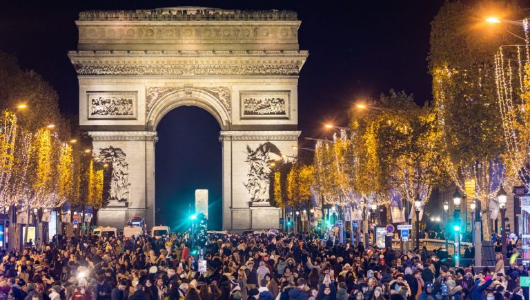 VIDEO | Bulevardul parizian Champs-Élysées, iluminat din nou festiv pentru sărbători