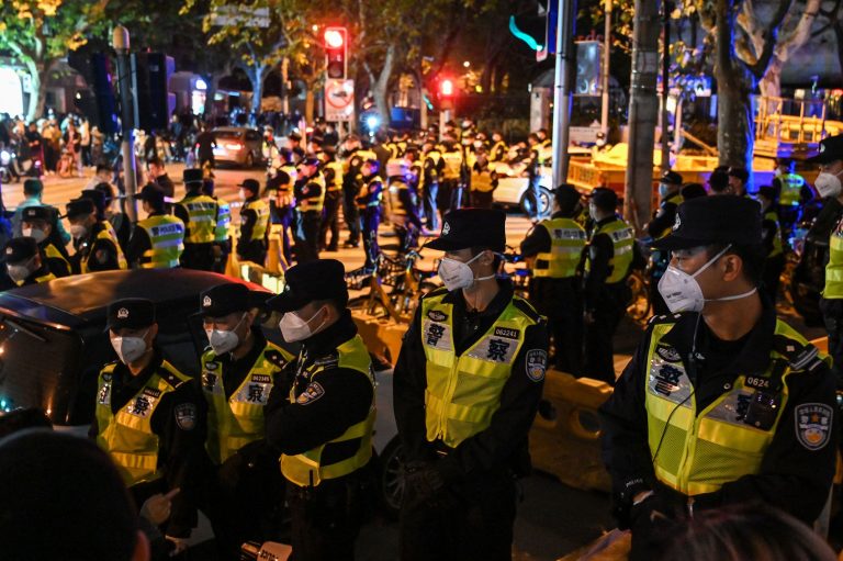 VIDEO | Epidemia protestelor împotriva politicii ”zero covid” cuprinde China cu repeziciune. O coală albă de hârtie – simbolul cenzurii
