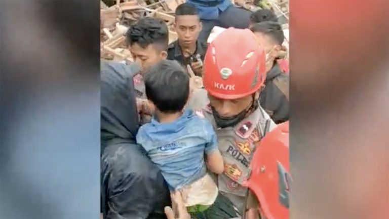 Un băieţel de 6 ani a supravieţuit două zile sub dărâmături în urma seismului din Indonezia