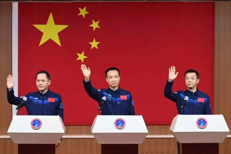 VIDEO | Misiune spaţială istorică a Chinei: O rachetă cu trei astronauţi, lansată către staţia sa orbitală