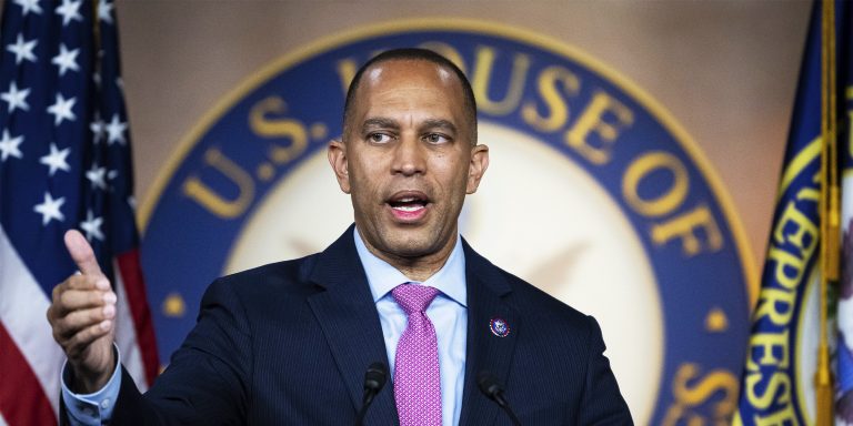 Democratul Hakeem Jeffries, primul afro-american ales liderul unui partid în Congres. O va înlocui pe Nancy Pelosi
