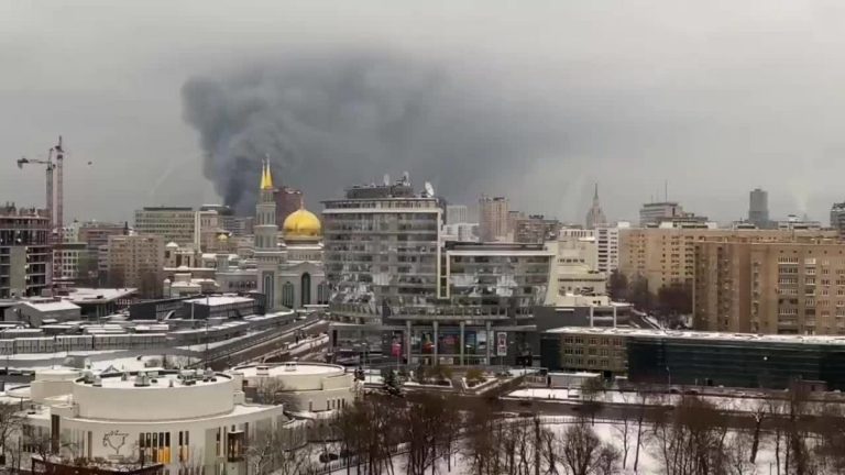 VIDEO | Incendiu puternic în centrul Moscovei, în apropiere de trei gări feroviare