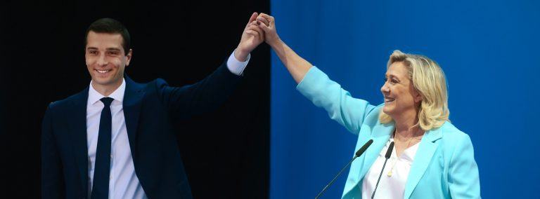 Franța | Jordan Bardella o înlocuieşte pe Marine Le Pen în fruntea partidului de extremă dreaptă RN