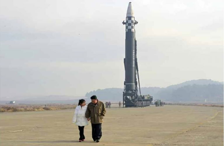 Cum arată fiica lui Kim Jong-Un. Imagini de propagandă de la lansarea rachetei balistice intercontinentale nord-coreene