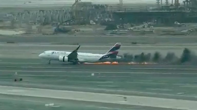 VIDEO | Accident aviatic cu o maşină de pompieri, la decolarea unei aeronave LATAM Airlines de pe aeroportul din Lima