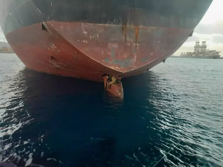 Trei migranţi au călătorit 11 zile pe mare pe cârma unui petrolier