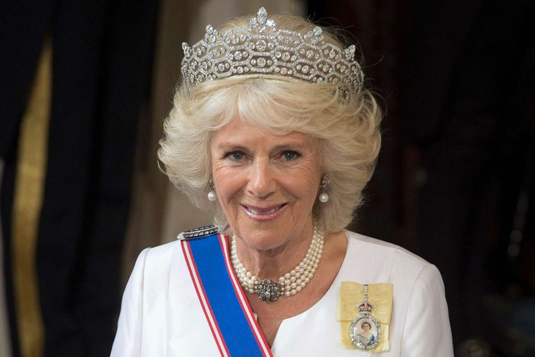 Tradiţia ”damelor de companie”, datând din Evul Mediu, oprită de regina consoartă Camilla