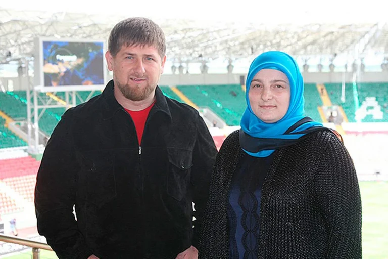 Soţia liderului cecen Ramzan Kadîrov, premiată de Vladimir Putin