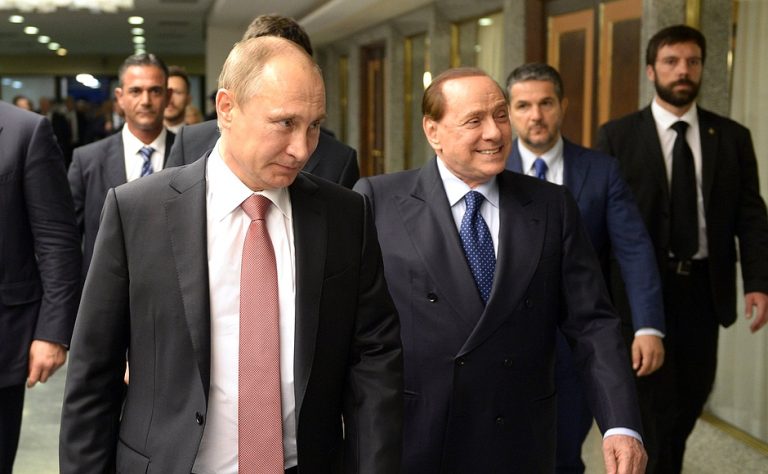 Dezvăluirea unui confident: Berlusconi crede că poate opri războiul din Ucraina. Magnatul „bunga bunga” ar vrea să profite de relația pe care o are cu Putin