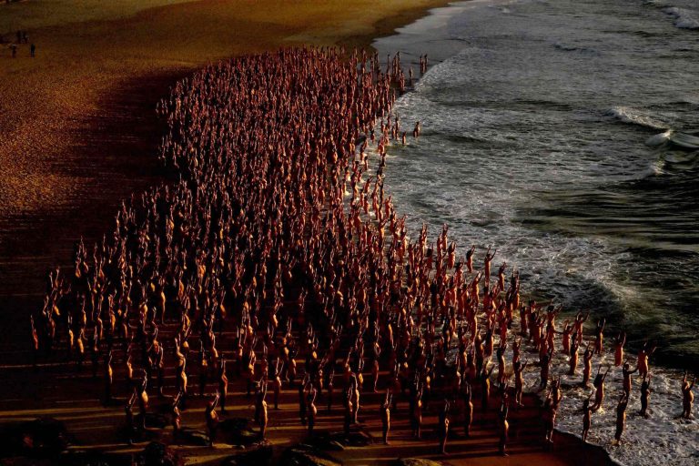 Mii de australieni au pozat nud într-o fotografie realizată de Spencer Tunick pentru conştientizarea riscurilor de cancer