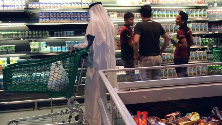 FOTO | Cât de scumpă este viața în Qatar. Doi jurnaliști polonezi au comparat prețurile din emirat cu cele din Europa