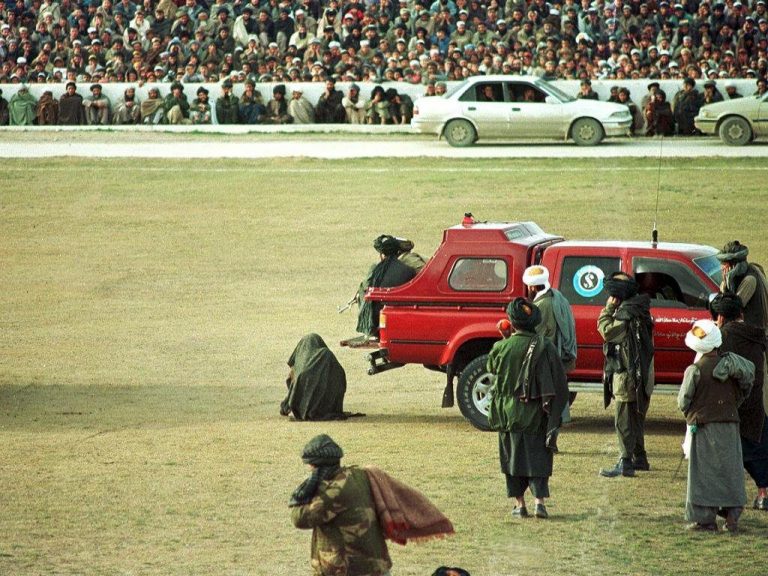 Douăsprezece persoane, dintre care trei femei, au fost biciuite în faţa a mii de spectatori pe un stadion de fotbal din Afganistan