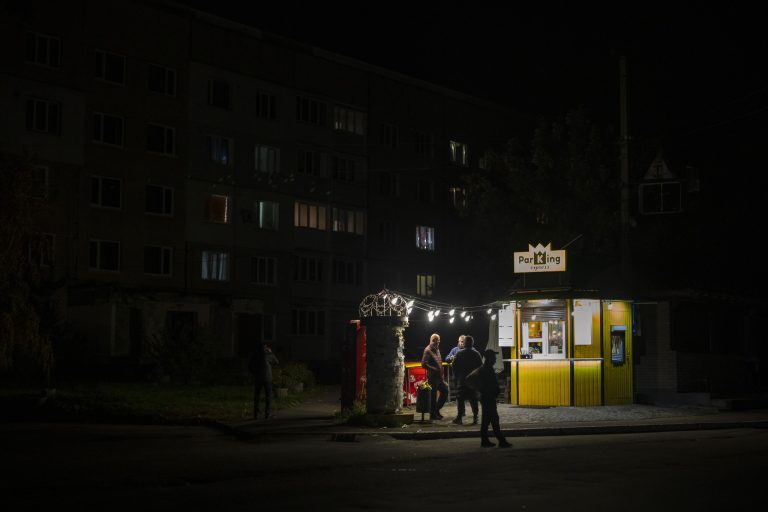 AFP: Întreruperi de curent de amploare în mai multe regiuni, în Ucraina, în urma unor atacuri ruseşti cu rachetă şi dronă