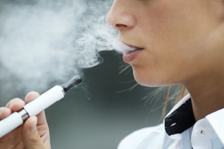 Dr. Beatrice Mahler: Leziunile pulmonare întâlnite la utilizatorii de dispozitive electronice şi tutun încălzit – similare cu cele întâlnite la COVID