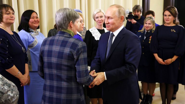 VIDEO | Cine erau de fapt femeile invitate la întâlnirea lui Putin cu mamele soldaţilor mobilizaţi