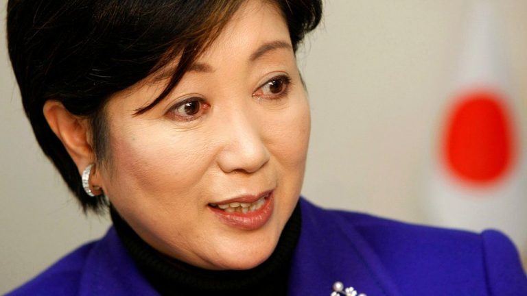 Guvernatoarea din Tokyo le recomandă locuitorilor să poarte pulover pe gât pentru a face economie la încălzire