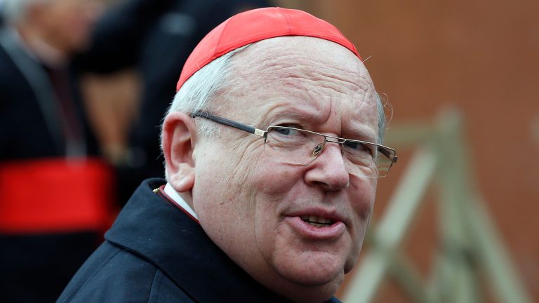 Un cardinal francez mărturiseşte că a abuzat o fată de 14 ani