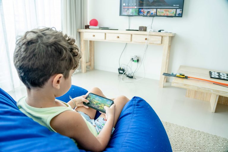 Încă o țară europeană interzice telefoanele mobile în școli