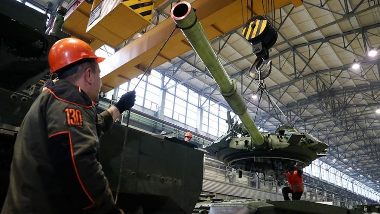 INFO RUSIA | Băncile, pierderi masive / Din decolonizare în autoizolare / „Dă-mi arma, îl omor” / Nu sunt brațe pentru arme / Cazul Dmitri