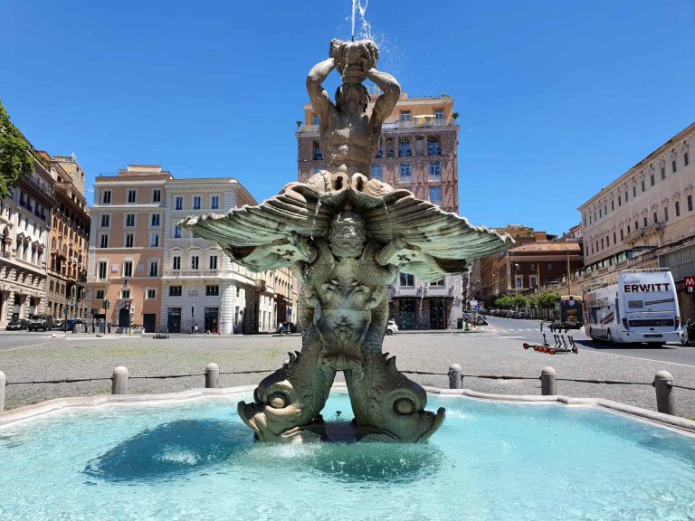 Fontana del Tritone din Roma, iluminată în culorile drapelului României de Ziua Naţională