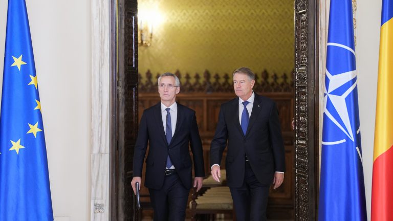 Iohannis cere „număr sporit de militari aliaţi” și „echipamente prepoziționate”. O așteptare-cheie a lui Stoltenberg de la ministeriala NATO