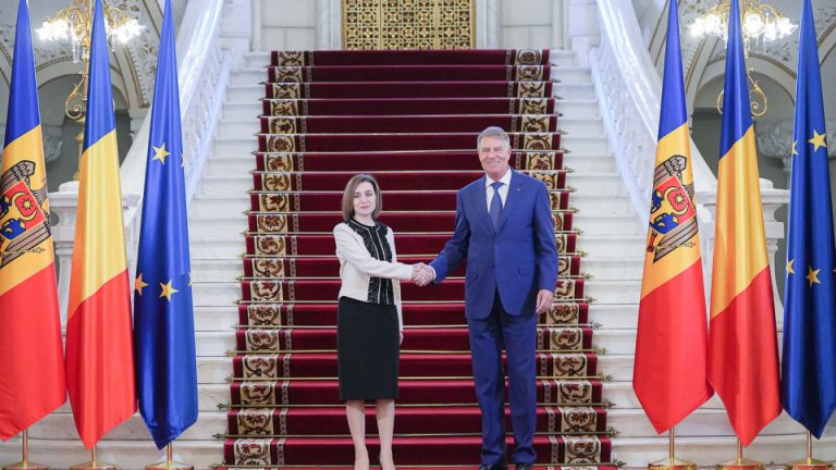 Iohannis: Foarte bună discuţie cu Preşedinta Maia Sandu în marja Summitului Iniţiativei celor 3 Mări privind progresul integrării în UE