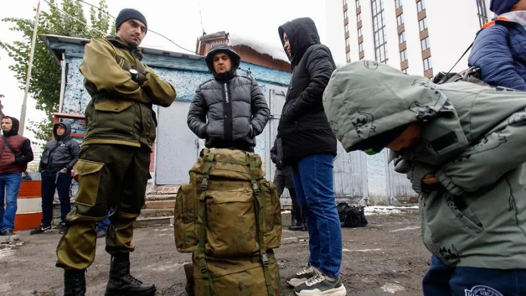 „Deja e târziu pentru frică”. Mame și soții încep propriul război cu armata rusă și cer pace cu Ucraina