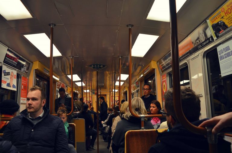 Autobuz, stradă, săli de așteptare. De ce e bine, totuși, să vorbim cu oameni străini. Și cum ne schimbă asta